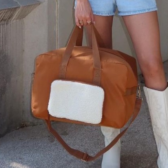 Brand New Weekender Duffle Travel Bag Removable Faux Sherpa Pouch Crossbody - Picture 2 of 15